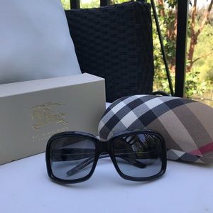 Burberry 💯%Authentic black sunglasses like new